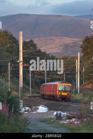 Der 1749 Shieldmuir - Warrington Dallam Royal Mail Zug fährt an Grayrigg, Cumbria (betrieben von DB Cargo) vorbei Stockfoto