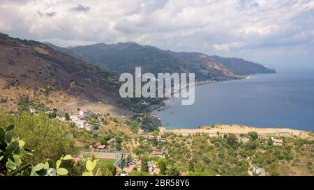 Panoramablick auf die sizilianische Küste mit Letojanni Stadt von Taormina, Italien Stockfoto