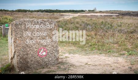 Aber der Strand, klassifiziert empfindliche Dune - gemalt auf einem Felsblock, einen Wanderweg entlang des Atlantischen Ozeans auf der Insel von Yeu Stockfoto