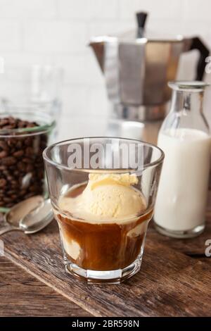 Iced Coffee mit Kugeln Vanilleeis Stockfoto