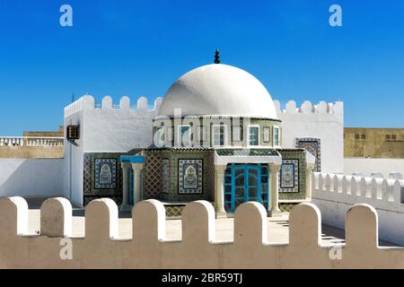 Bunte Terrasse in Kairouan, Tunesien. Stockfoto