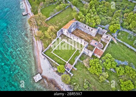 Insel Krk Fulfinum Mirine Basilika Ruinen in der Nähe Omišalj Luftaufnahme, Kvarner Bucht von Kroatien Stockfoto