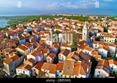 Stadt Omisalj auf der Insel Krk alte Kirche und die Dächer Luftbild, Kvarner Bucht von Kroatien Stockfoto