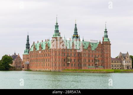 Hillerod, Dänemark - Juni 2016: Schöne Aussicht auf das Schloss Fredensborg in Hilleroed, Dänemark. Wurde aus dem öffentlichen Park erschossen. Schloss Frederiksborg, das große Stockfoto