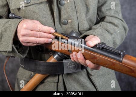 Ein WW II deutsche Soldat mit Gewehr und Munition Stockfoto