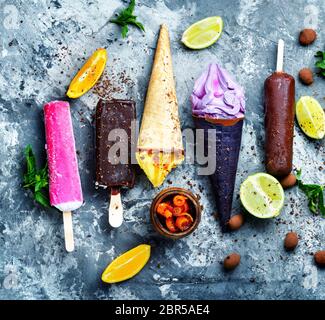 Verschiedene Arten von Eis in der Waffel Kegel und popsicle Stockfoto