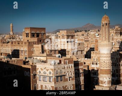 Blick auf die Innenstadt von Sanaa Altstadt traditionelle arabische Architektur Skyline in Jemen Stockfoto