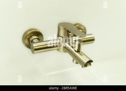 Bronze Metall Wasserhahn des modernen Designs.Wasserhahn. Ausgewählter Fokus. Badezimmer Stockfoto