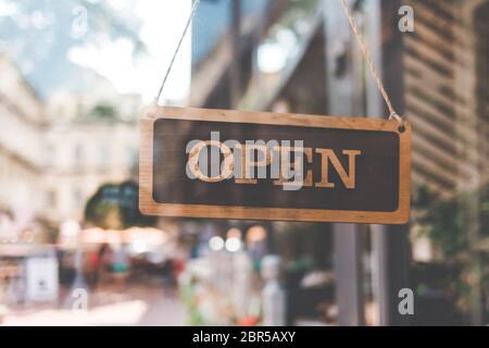 schild auf der Tür des Restaurants. Schild auf Stockfoto