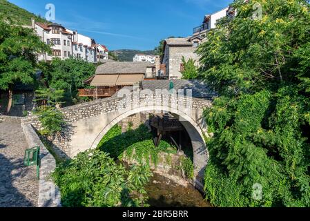 Blick auf die Schiefe Brücke in der Altstadt von Mostar, Bosnien Stockfoto