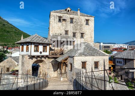 Historische Gebäude in Mostar, Bosnien von der alten Brücke aus gesehen Stockfoto