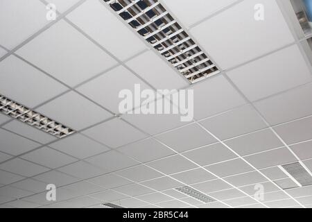 Abgehängte Decke mit LED-quadratischen Lampen sin das Büro close-up Stockfoto