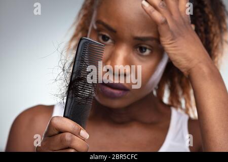 In der Nähe der afrikanischen Frau leidet unter Haarausfall Problem Schockiert Stockfoto