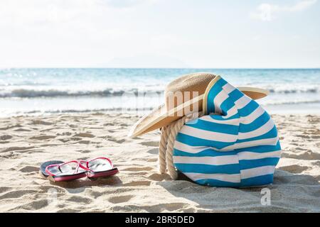 Nahaufnahme einer weiblichen Zubehör auf dem Sand am Strand Stockfoto