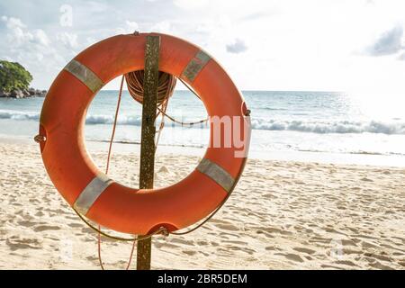 In der Nähe einer orangefarbenen Rettungsring Vor Meer am Strand Stockfoto