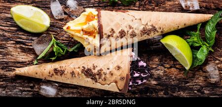 Eis in lebhaften Farben auf alten rustikalen Holztisch Stockfoto