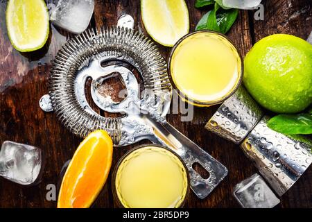 Glas orange trinken. Alkoholische Getränke auf rustikalem Holz Hintergrund. Trinken Hintergrund Stockfoto