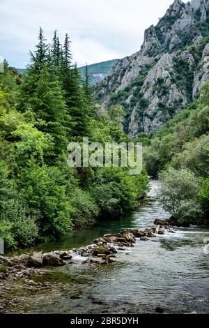 Treska Fluss im westlichen Teil von Nord-Mazedonien, ein rechter Nebenfluss zu Vardar, knapp unterhalb Matka Canyon und Dam - bekannt für Kajak-Wettbewerbe Stockfoto