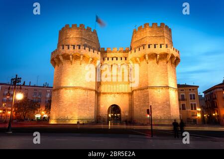 Serrano Türme (Torres de Serranos) bei Nacht. Türme sind auf der Plaza de Los Fueros in Valencia, Spanien Stockfoto