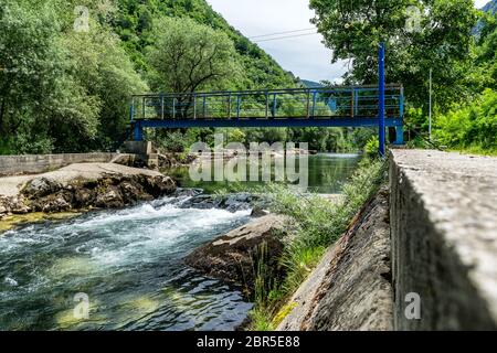 Treska Fluss im westlichen Teil von Nord-Mazedonien, ein rechter Nebenfluss zu Vardar, knapp unterhalb Matka Canyon und Dam - bekannt für Kajak-Wettbewerbe Stockfoto