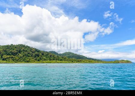 Wunderschöne tropische Natur Landschaft aus Meer, in der Nähe des Strandes, grüne Insel, Weiße Wolke und blauer Himmel im Sommer bei Ko Ra Wi Insel während der Fahrt Stockfoto