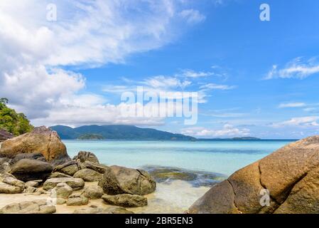 Schönen Tropen Natur Landschaft aus Meer, Strand, Felsen und Wolken am blauen Himmel im Sommer bei Ko Ra Wi, siehe die Ko Adang vor in der Nähe von Koh Lip Stockfoto