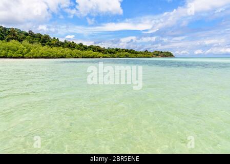 Wunderschöne tropische Natur Landschaft aus Meer, Strand, grüne Insel, Wolke und blauer Himmel im Sommer bei Ko Ra Wi Insel mit Coral Reef Tauchen Schnorcheln Stockfoto