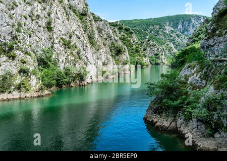 Matka Canyon und Matka See - westlich von Zentral Skopje, Nord Mazedonien. Es ist eines der beliebtesten Outdoor-Ziele in Mazedonien Stockfoto