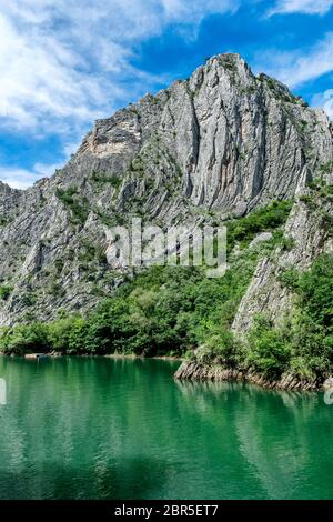 Matka Canyon und Matka See - westlich von Zentral Skopje, Nord Mazedonien. Es ist eines der beliebtesten Outdoor-Ziele in Mazedonien Stockfoto