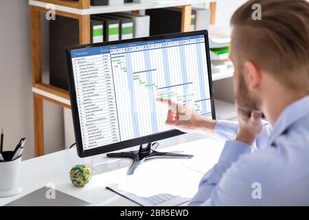 Unternehmer Arbeiten an Gantt-diagramm im Büro Stockfoto