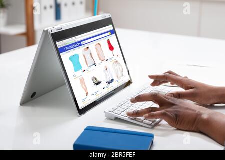 Nahaufnahme der Kaufmann Hand tun, Online Shopping auf Digital Laptop Stockfoto