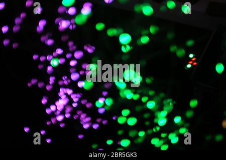 LED-Bildschirm verschwommen Nahaufnahme. Glühende Threads in einem Farbspektrum auf schwarzem Hintergrund. Stockfoto