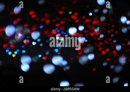 LED-Bildschirm verschwommen Nahaufnahme. Glühende Threads in einem Farbspektrum auf schwarzem Hintergrund. Stockfoto