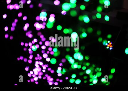 LED-Bildschirm verschwommen Nahaufnahme. Glühende Threads in einem Farbspektrum auf schwarzem Hintergrund. Stockfoto