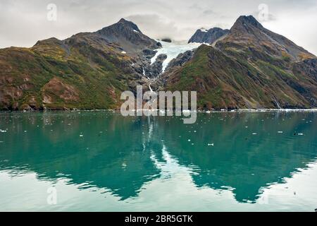 Schmelzwasser stürzt vom Serpentine Glacier in Barry Arm im Harriman Fjord, nahe Whittier, Alaska, auf den Mount Gilbert ab. Der Gletscher hat sich dramatisch von einem Leckerbisse zum hängenden Gletscher zurückgebildet. Stockfoto