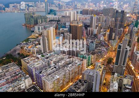 Nach Kwa Wan, Hongkong, 10. Mai 2019: Blick von oben auf die Stadt Hongkong bei Nacht Stockfoto