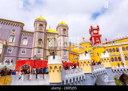 Sintra, Portugal - 28. März 2018: Die berühmten portugiesischen Wahrzeichen, Pena Palast oder Palacio da Pena und Menschen Stockfoto