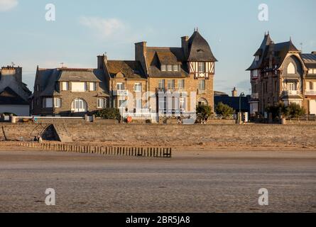 St. Malo, Frankreich - 16. September 2018: Strand in der Abendsonne und Gebäude entlang der Strandpromenade von Saint Malo. Bretagne, Frankreich Stockfoto