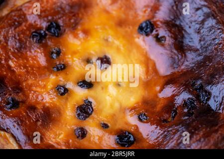 Bayerische Käsekuchen mit Rosinen Stockfoto