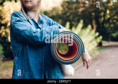 Frau hält Yogamatte an den Händen Stockfoto