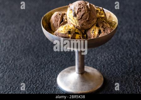 Orange und Schokolade Eis in Vintage vase Stockfoto