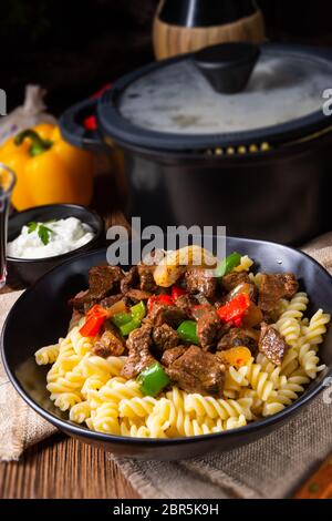 Fussili Nudel mit klaschise würziges Gulasch und Paprika Stockfoto