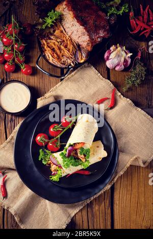 Leckere Wraps mit zog Schweinefleisch und Salat gefüllt Stockfoto