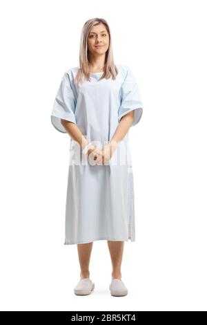 Ganzkörperporträt einer Frau, die ein Patientenkleid auf weißem Hintergrund isoliert trägt Stockfoto