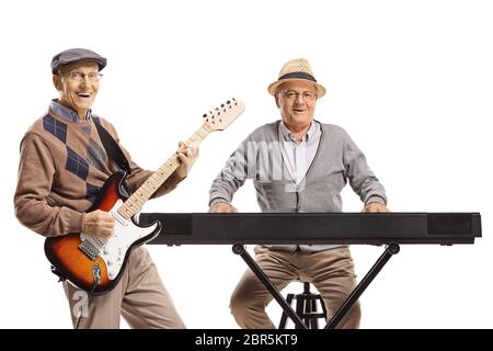 Ältere Männer spielen Keyboard und eine elektrische Gitarre isoliert auf weißem Hintergrund Stockfoto