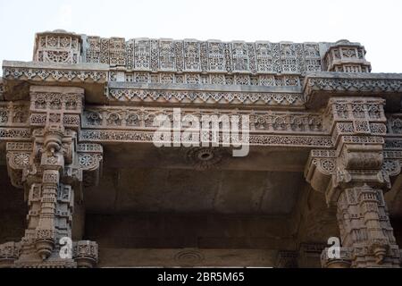 Ahmedabad / Indien / 11. April 2017: Detail des Eingangs im Steppenbrunnen aus Stein Stockfoto