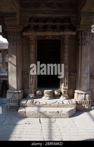 Ahmedabad/Indien/11. April 2017: Eingang von skulptiertem Stein im traditionellen indischen Stil Stockfoto