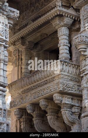 Ahmedabad / Indien / 11. April 2017: Geschnitzter Balkon aus Sandstein mit vielen Details Stockfoto