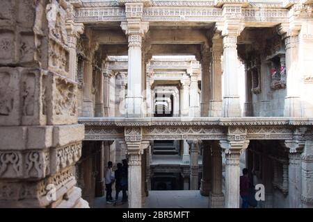 Ahmedabad / Indien / 11. April 2017: Steppenbau mit weiteren Geschichten aus Sandstein Stockfoto