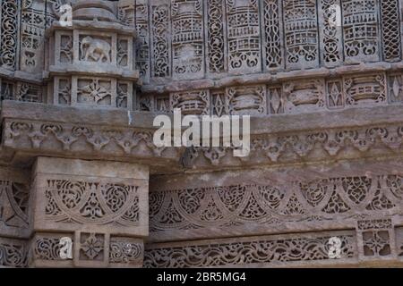 Ahmedabad / Indien / 11. April 2017: In Indien von Menschenhand in Sandstein modellierte Details Stockfoto